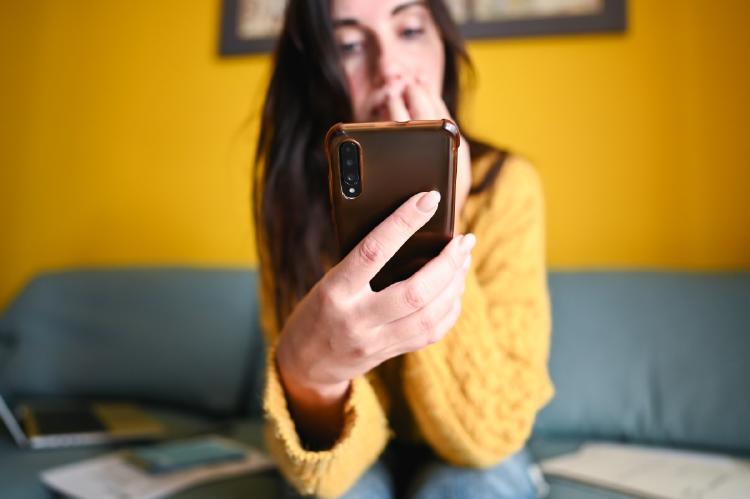 mujer mirando el movil mujer mirando el movil