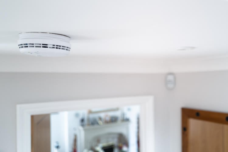 Detector de humo iónico o fotoeléctrico: cuál es mejor Detector de humo iónico o fotoeléctrico: cuál es mejor