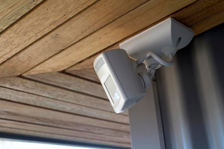 Jardines y exteriores más seguros: iluminación, cámaras y barreras naturales Jardines y exteriores más seguros: iluminación, cámaras y barreras naturales