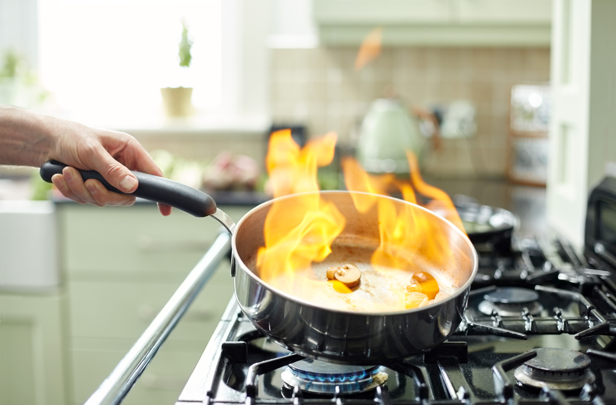 Cómo apagar un fuego y prevenir incendios domésticos
