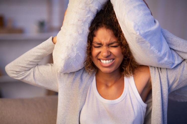 mujer ruido fuerte mujer ruido fuerte