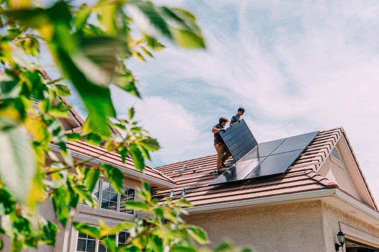 Paneles solares en casa: 5 riesgos de robo y cómo protegerlos con alarmas inteligentes Paneles solares en casa: 5 riesgos de robo y cómo protegerlos con alarmas inteligentes