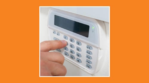 Panel de control con pantalla táctil vs teclado tradicional Panel de control con pantalla táctil vs teclado tradicional