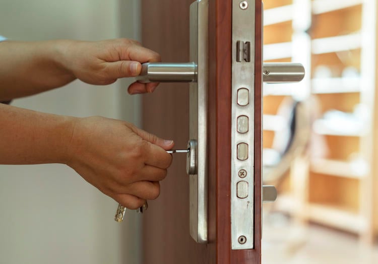 Protectores antipalanca para puertas: la seguridad llama a tu hogar Protectores antipalanca para puertas: la seguridad llama a tu hogar