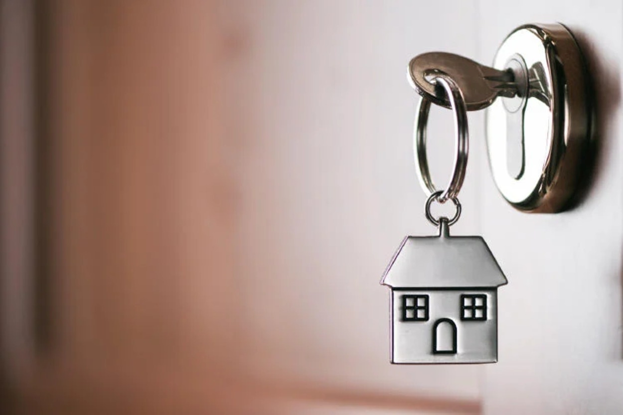Llave de casa puesta en la puerta