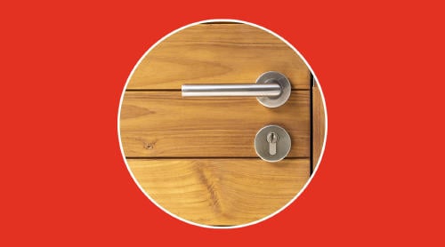 Puerta metálica o de madera: cuál es más segura Puerta metálica o de madera: cuál es más segura