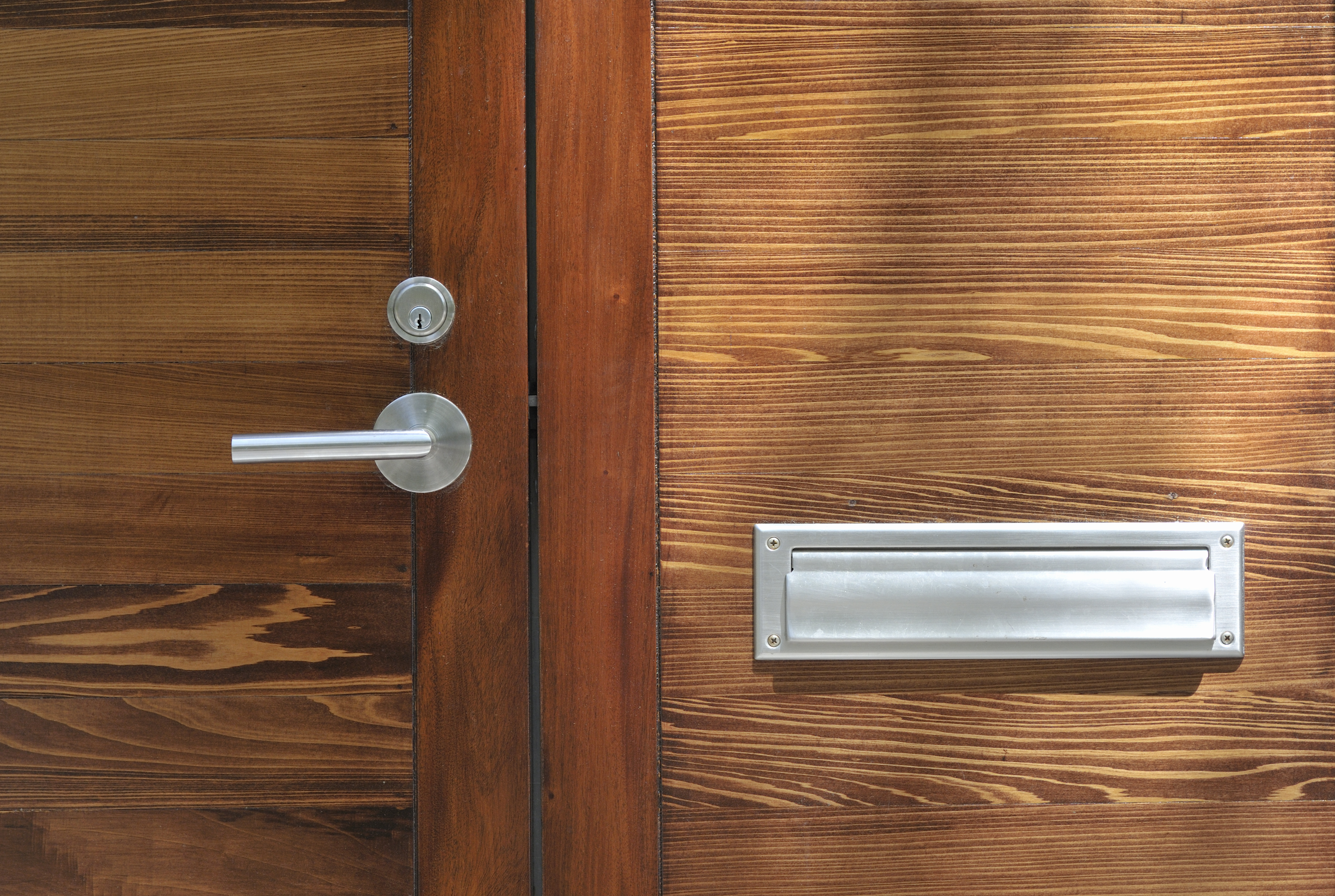 Protectores de bisagras para puertas: el detalle que evita forzados