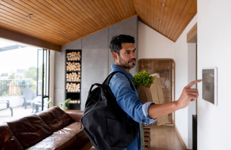 Hombre poniendo alarma Hombre poniendo alarma