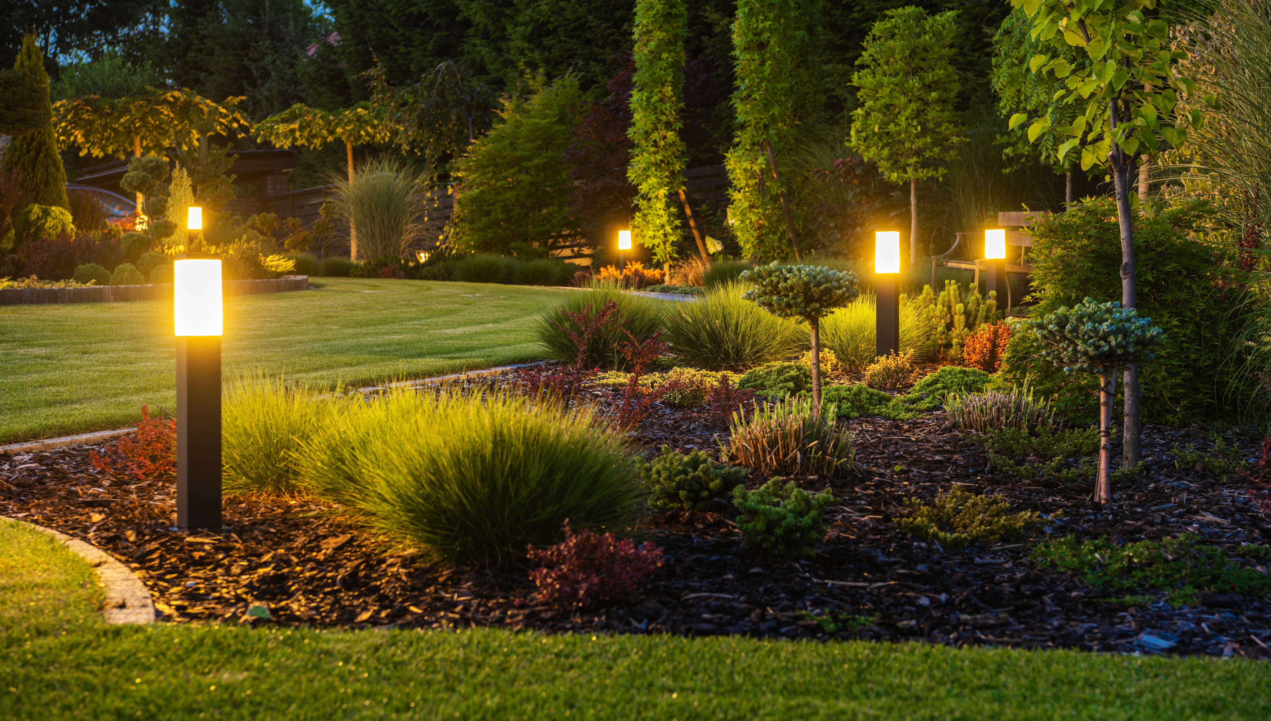 Jardines y exteriores m&aacute;s seguros: iluminaci&oacute;n, c&aacute;maras y barreras naturales