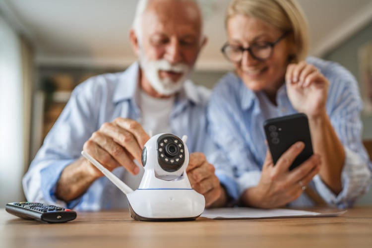 Listos para cualquier emergencia. Dispositivos de seguridad para personas mayores Listos para cualquier emergencia. Dispositivos de seguridad para personas mayores