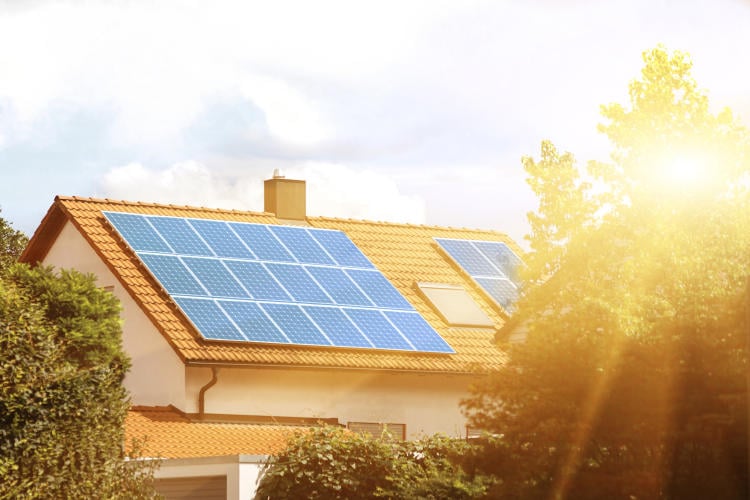 Paneles solares en casa: 5 riesgos de robo y cómo protegerlos con alarmas inteligentes Paneles solares en casa: 5 riesgos de robo y cómo protegerlos con alarmas inteligentes