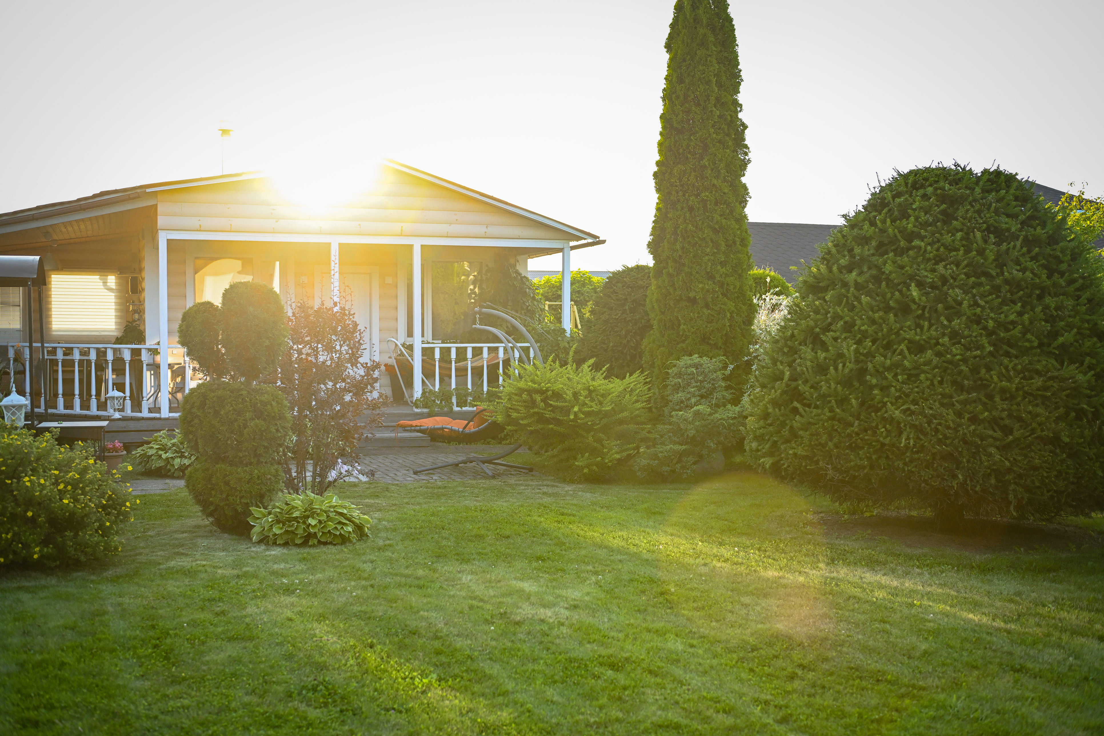 Jardines y exteriores m&aacute;s seguros: iluminaci&oacute;n, c&aacute;maras y barreras naturales