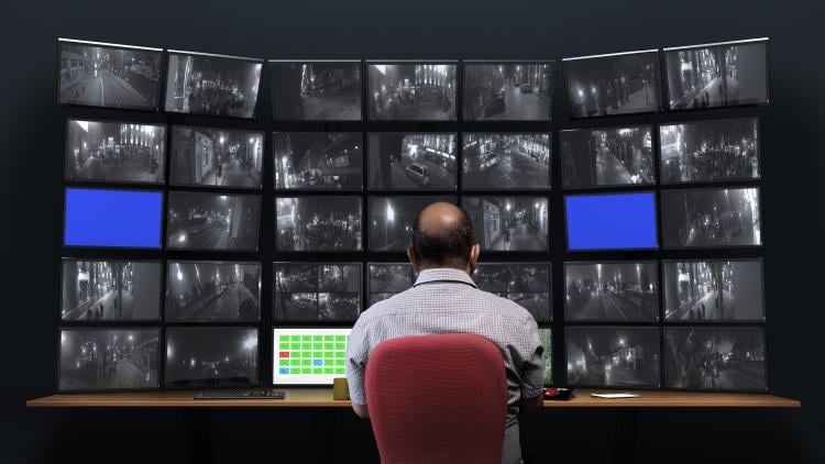 persona revisando cámaras de seguridad persona revisando cámaras de seguridad