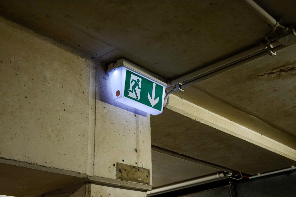 Salida de emergencia en España: normativa vigente