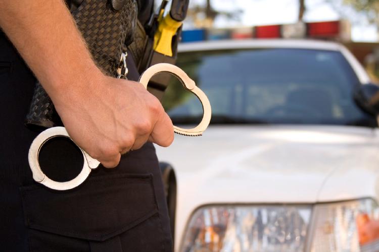 policia con esposas policia con esposas