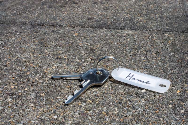 llaves de casa en la calle