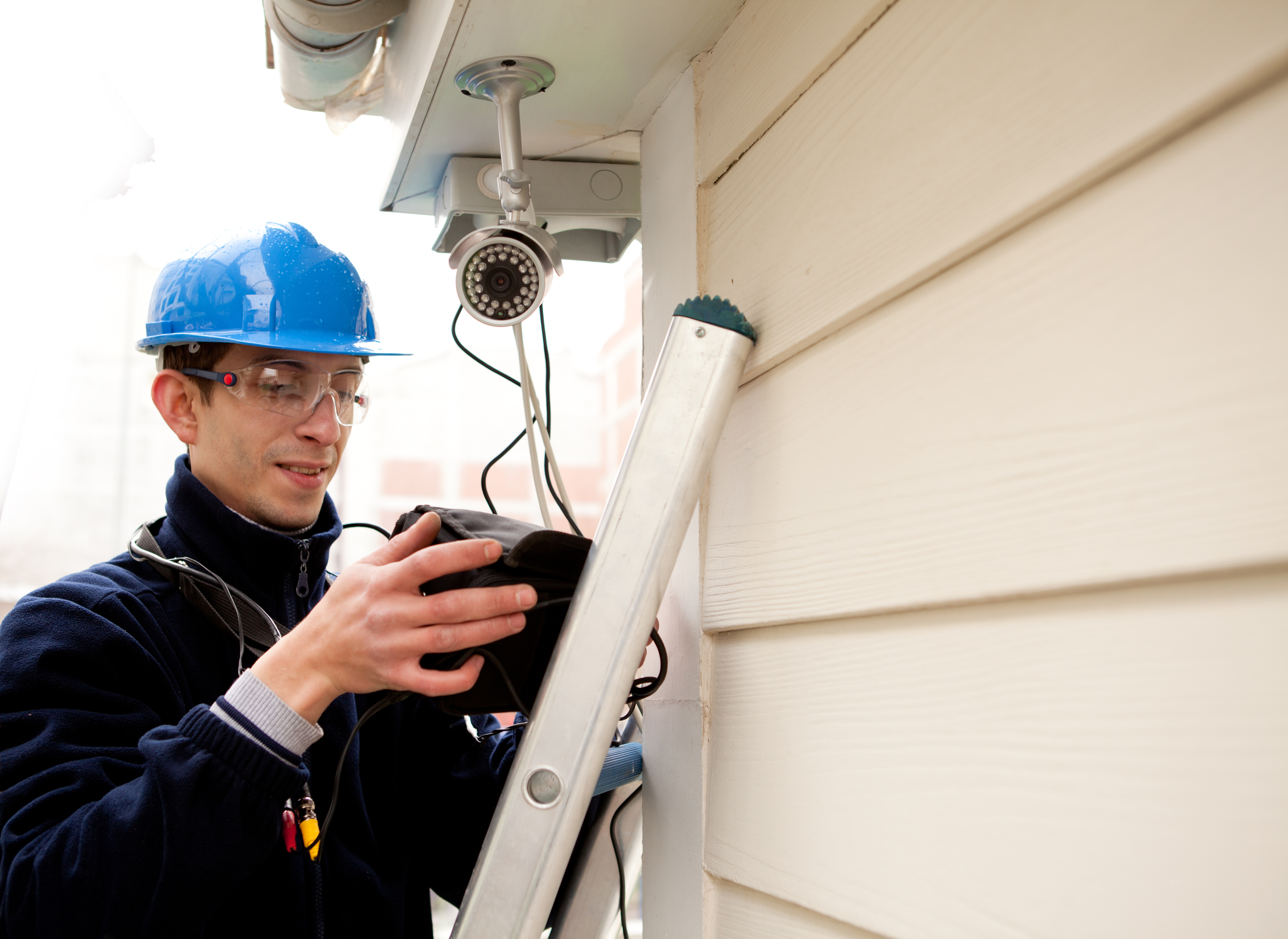 C&aacute;maras exteriores cableadas vs inal&aacute;mbricas: fiabilidad a largo plazo