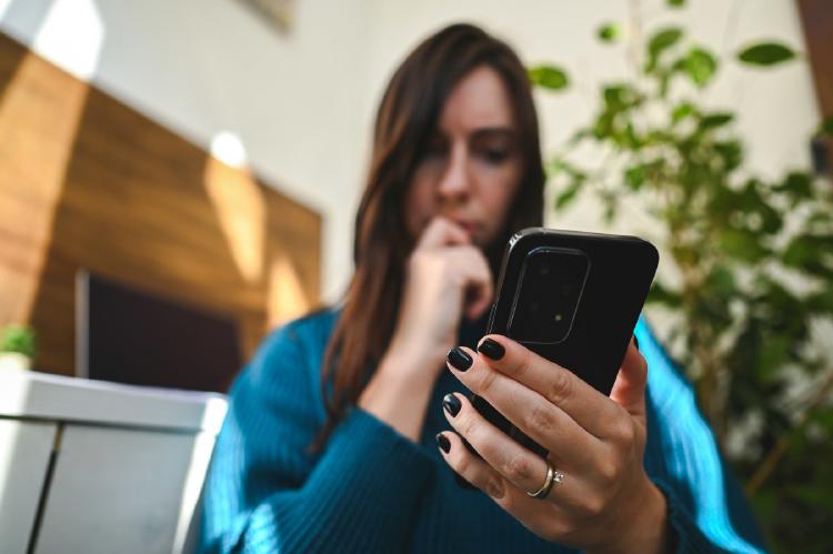 mujer pensativo viendo el movil mujer pensativo viendo el movil