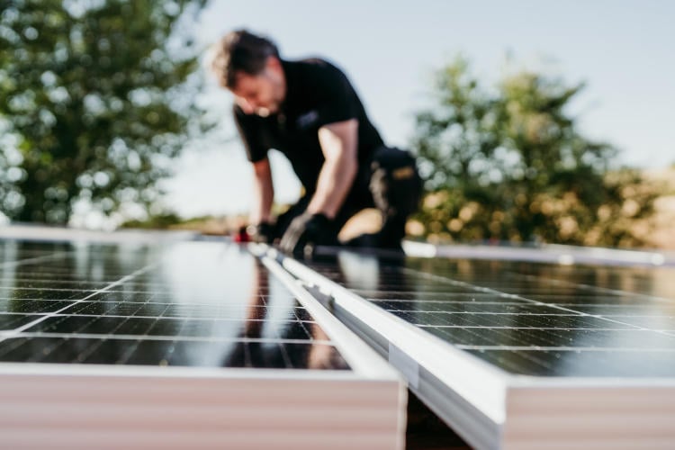 Paneles solares en casa: 5 riesgos de robo y cómo protegerlos con alarmas inteligentes Paneles solares en casa: 5 riesgos de robo y cómo protegerlos con alarmas inteligentes