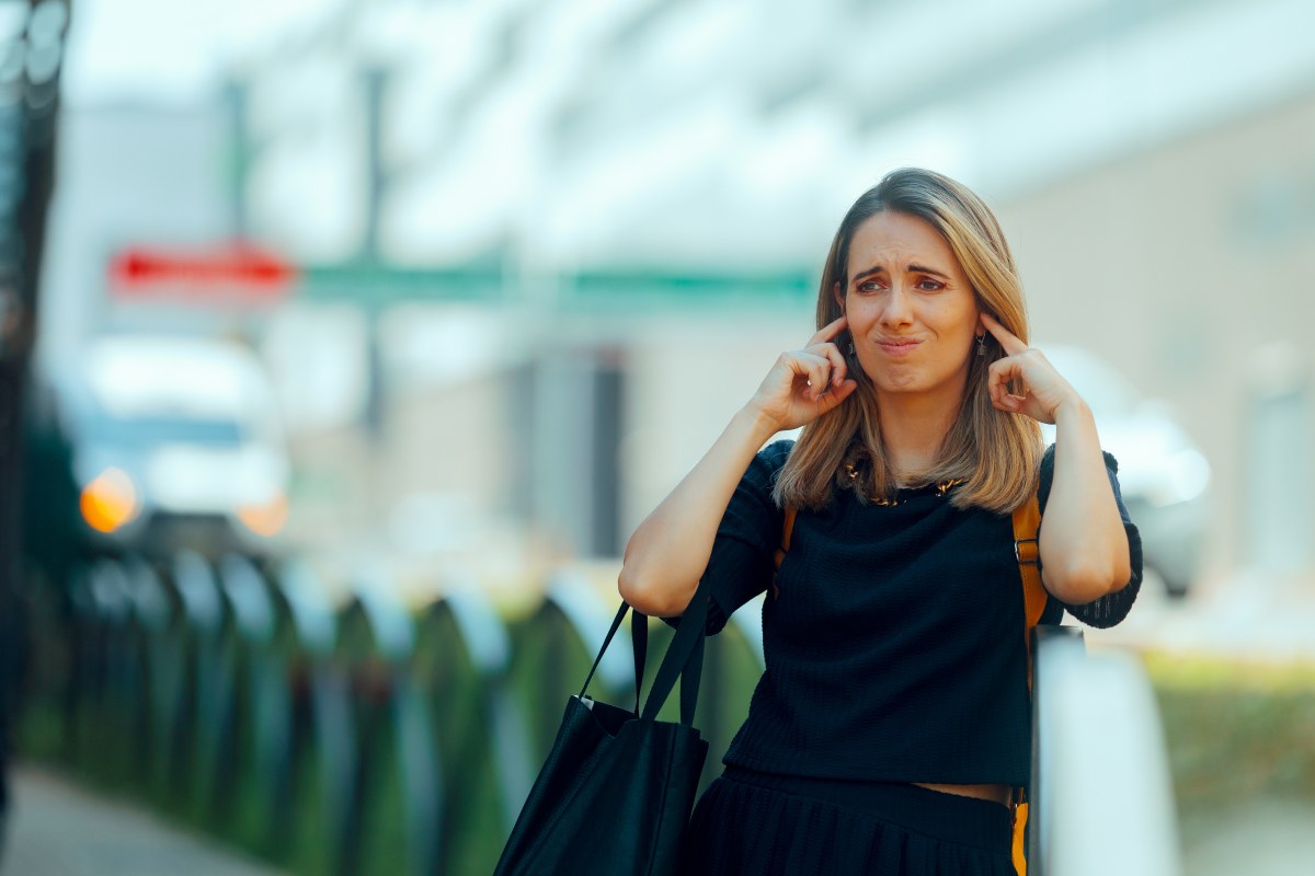 mujer tapandose los oídos