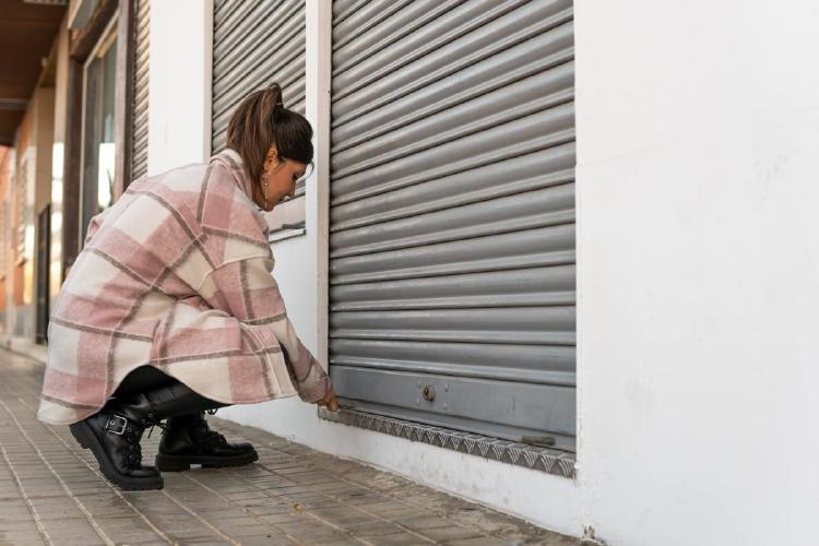 mujer cerrando candado persiana mujer cerrando candado persiana
