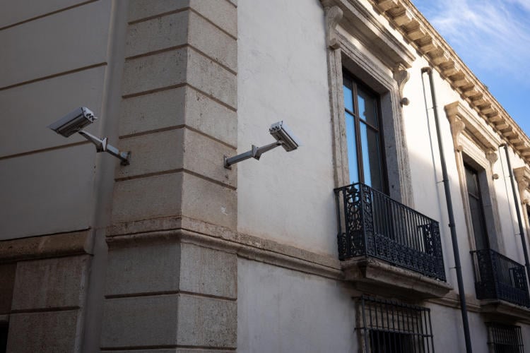 ¿Puedo instalar cámaras en mi balcón o fachada? Qué dice la ley y cómo hacerlo bien ¿Puedo instalar cámaras en mi balcón o fachada? Qué dice la ley y cómo hacerlo bien