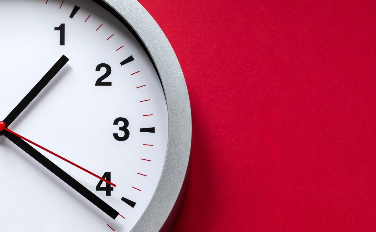 reloj con fondo rojo