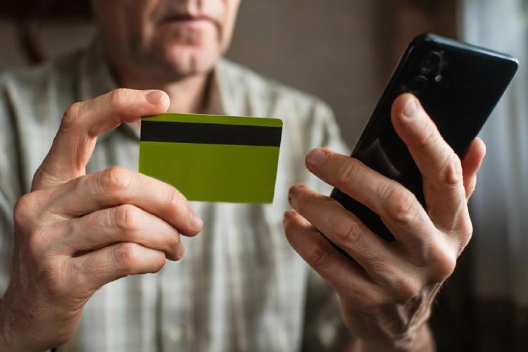 hombre con tarjeta de credito hombre con tarjeta de credito