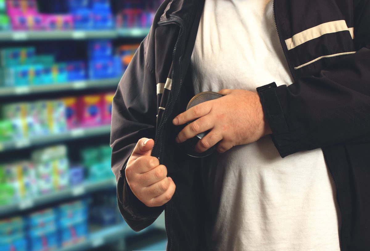 hombre robando supermercado