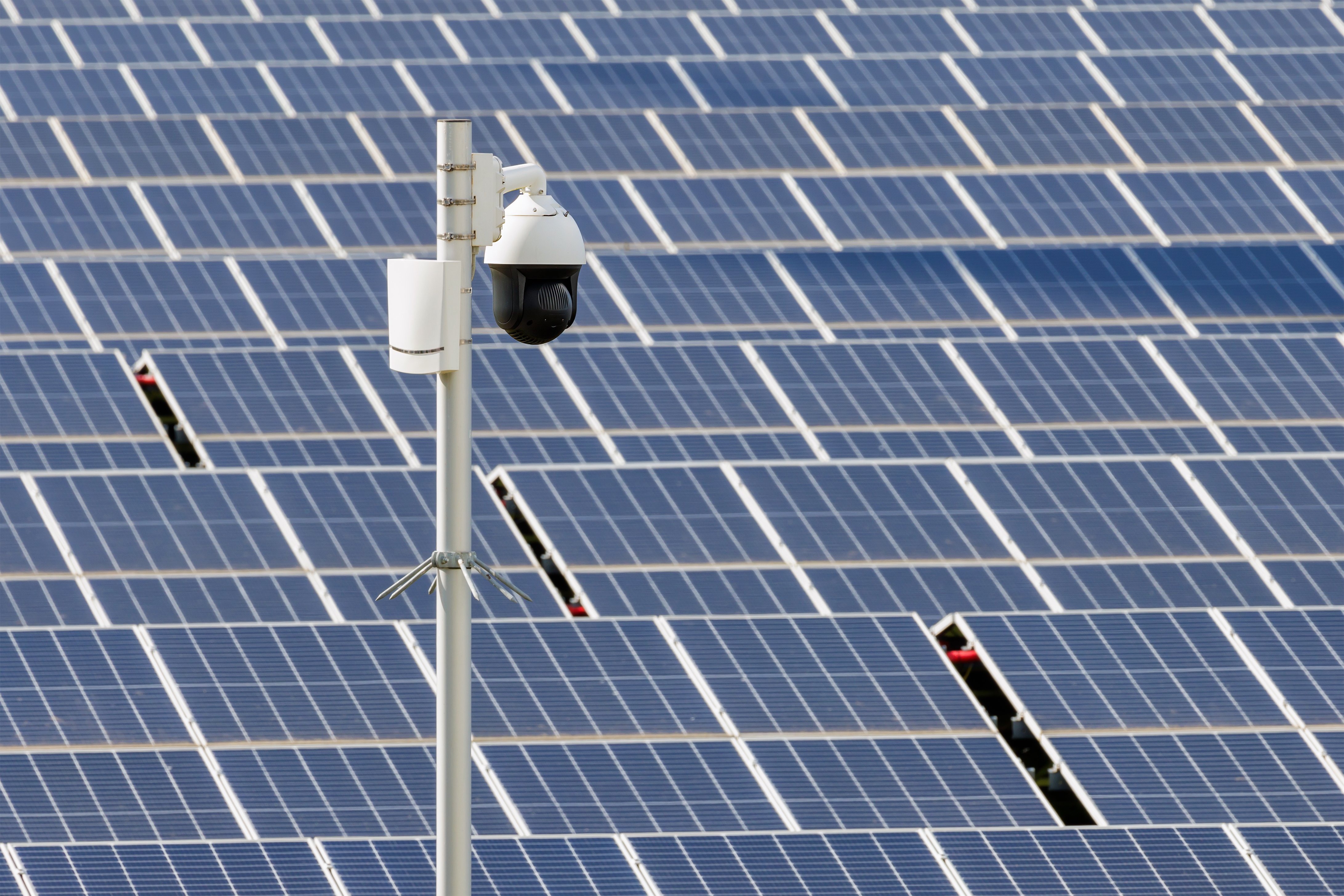 Paneles solares en casa: 5 riesgos de robo y cómo protegerlos con alarmas inteligentes Paneles solares en casa: 5 riesgos de robo y cómo protegerlos con alarmas inteligentes
