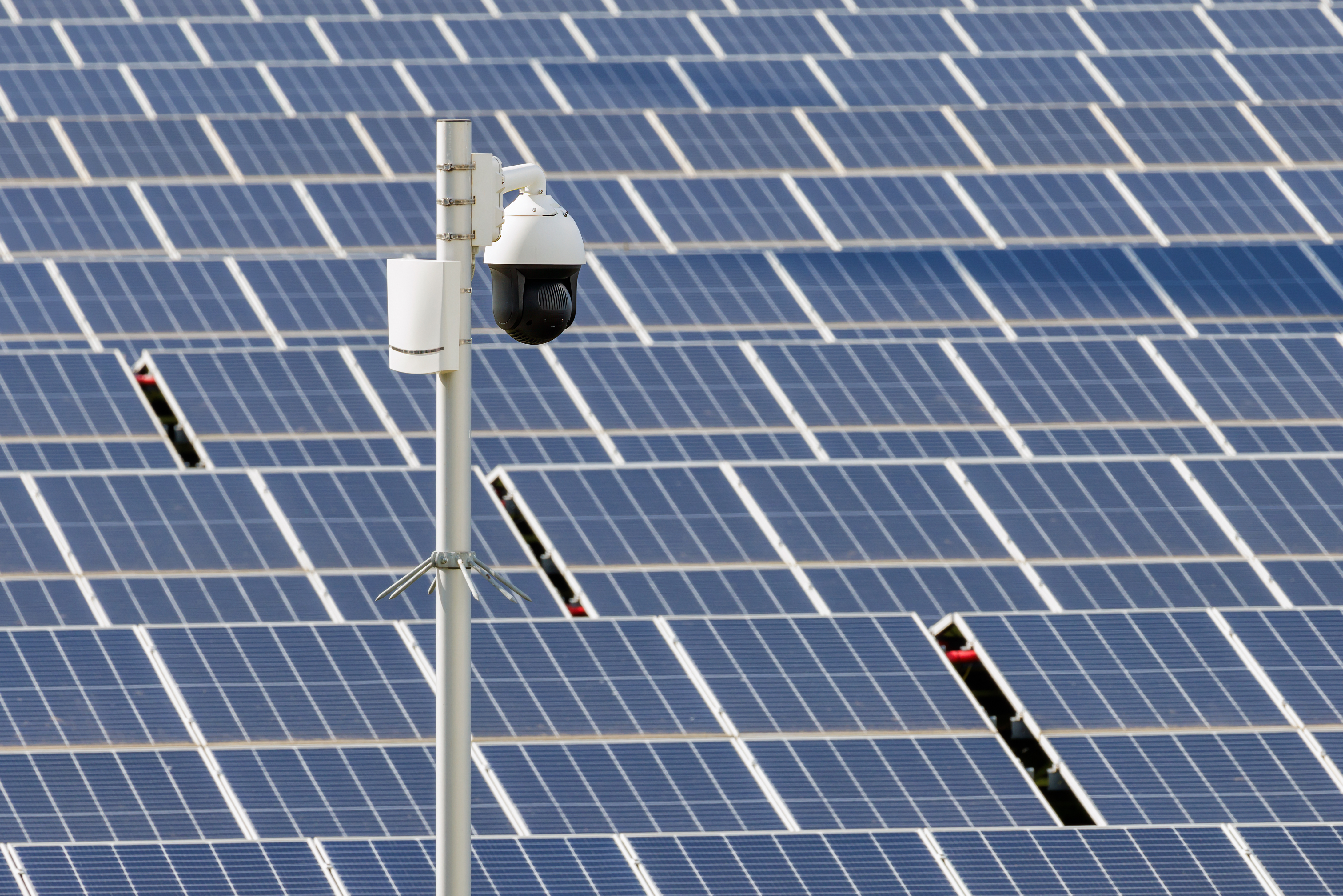 Paneles solares en casa: 5 riesgos de robo y c&oacute;mo protegerlos con alarmas inteligentes