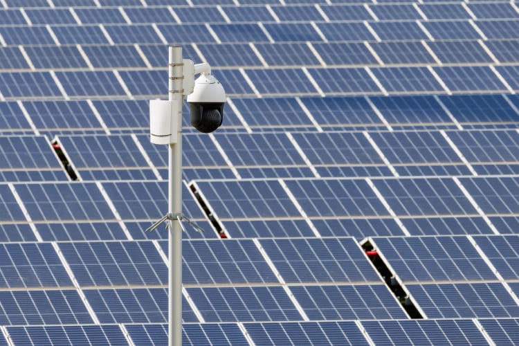 Paneles solares en casa: 5 riesgos de robo y cómo protegerlos con alarmas inteligentes Paneles solares en casa: 5 riesgos de robo y cómo protegerlos con alarmas inteligentes