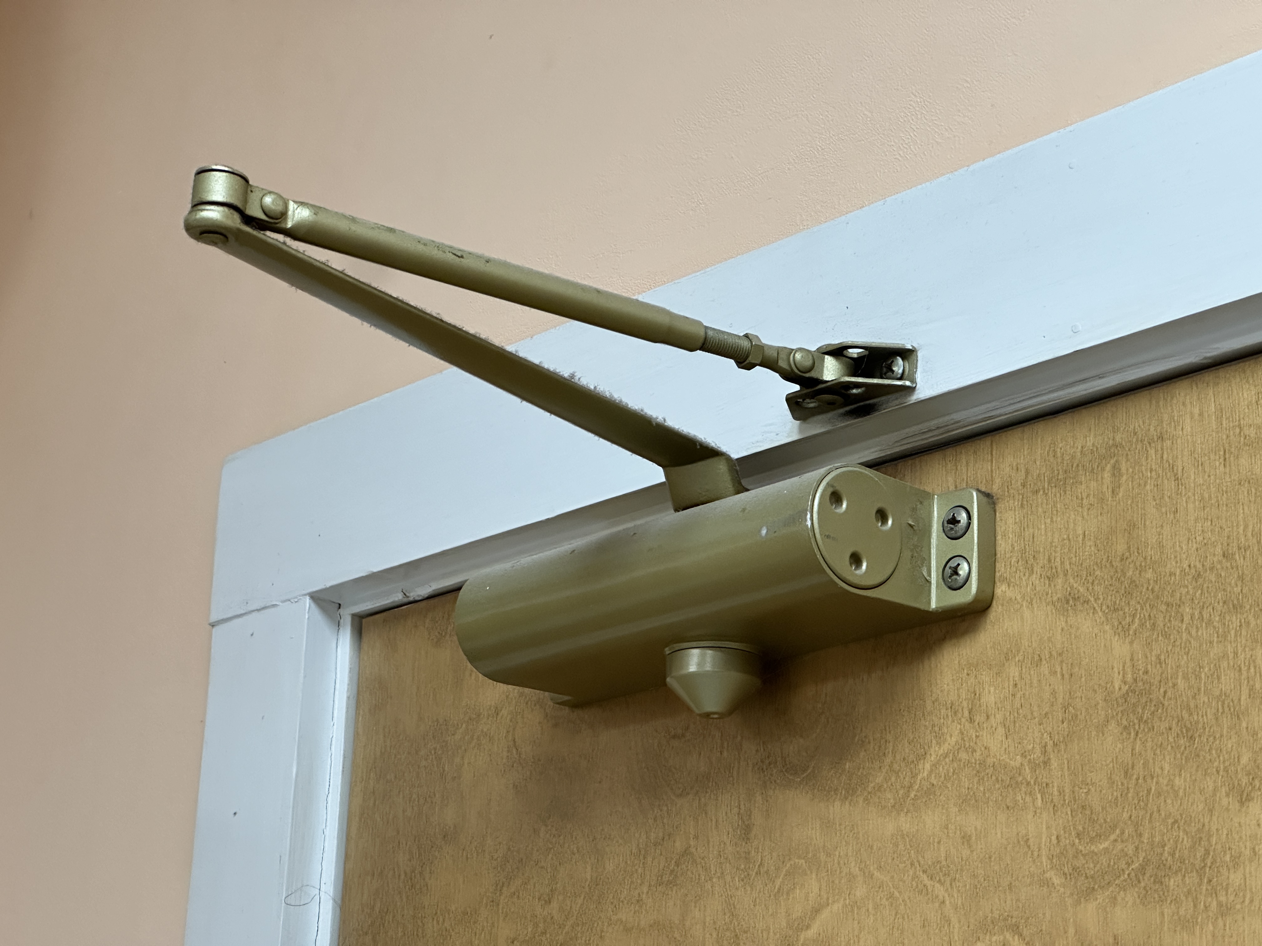 Protectores de bisagras para puertas: el detalle que evita forzados